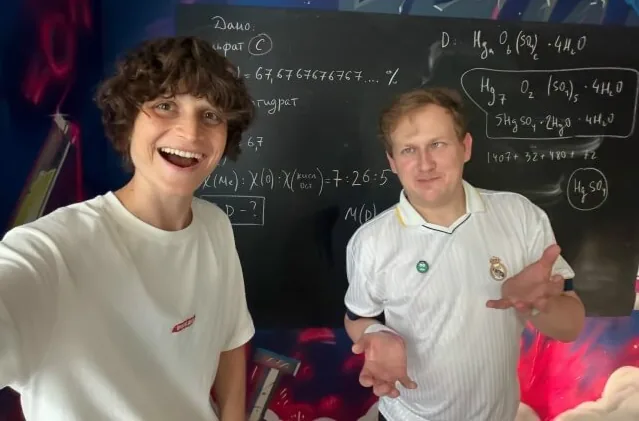 Преподаватели курса Татьяна Котельникова и Александр Евсюков у доски с разбором задачи на кристаллогидрат